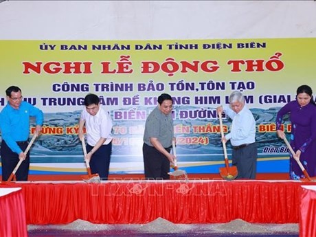 Le PM Pham Minh Chinh (centre) à la cérémonie de mise en chantier des travaux de rénovation du Centre de résistance Him Lam. Photo : VNA