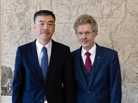 Le président du Sénat tchèque, Milos Vystcil (droite), et l'ambassadeur du Vietnam en République tchèque, Duong Hoai Nam. Photo : VNA.