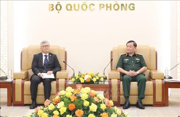 Le général de corps d'armée Hoang Xuan Chien, membre du Comité central du Parti, vice-ministre vietnamien de la Défense (droite) et l'ambassadeur de Pologne au Vietnam Aleksander Surdej. Photo: VNA
