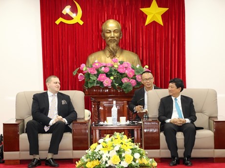 Le président du Comité populaire provincial Vo Van Minh (droite) et Urs Unkauf, directeur général fédéral de l’Association fédérale allemande pour le développement économique et le commerce extérieur. Photo: VNA.
