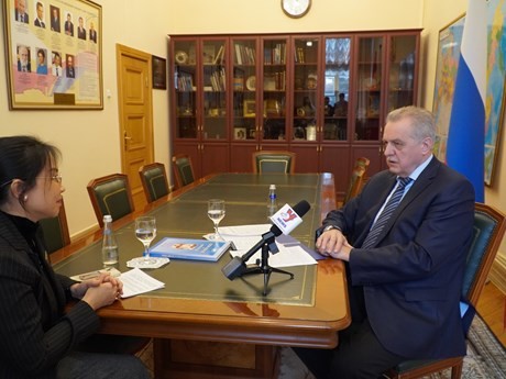Le président de la Commission des relations extérieures de Saint-Pétersbourg, Evgeny Grigoriev (à droite). Photo: VNA.