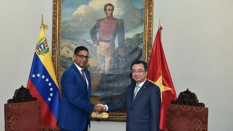 Le ministre vietnamien de la Construction, Nguyen Thanh Nghi (à droite), et le ministre vénézuélien de l'Habitat et du Logement, Ildemaro Villaroel. Photo: NDEL.