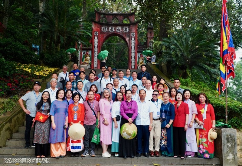 Une délégation de Vietnamiens résidant à l'étranger rendent hommage aux rois fondateurs Hùng à Phu Tho, le 20 avril. Photo: baoquocte.vn.