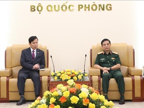 Le général Phan Van Giang, ministre de la Défense (à droite) et le vice-ministre sud-coréen de la Défense, Kim Seon Ho. Photo : VNA.
