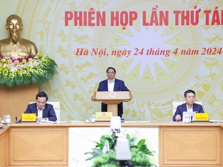 Le PM vietnamien Pham Minh Chinh (debout), lors de la 8e réunion du Comité national pour la transformation numérique, le 24 avril à Hanoï. Photo: VNA