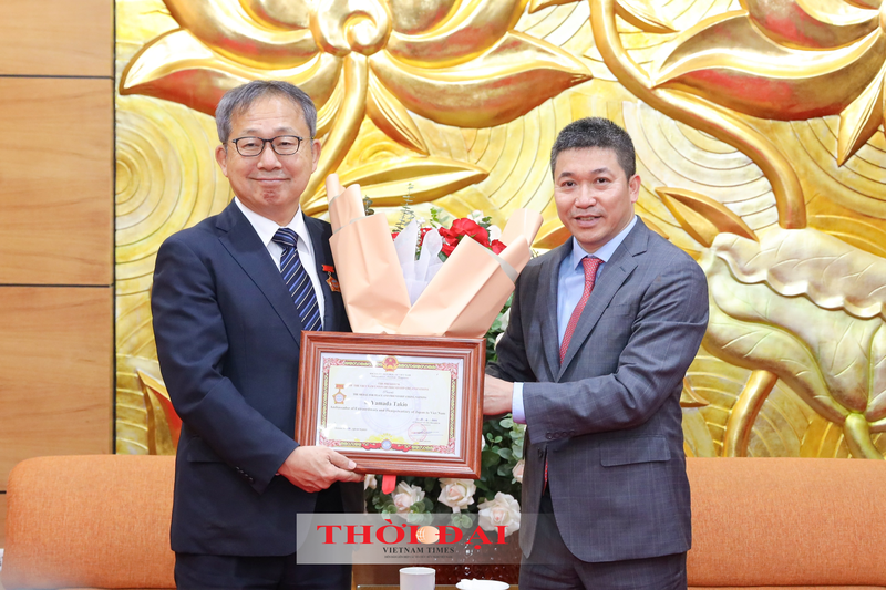 Le président de l'Union des organisations d'amitié du Vietnam, Phan Anh Son (à droite), décerne l'insigne « Pour la paix et l'amitié entre les nations » à l'ambassadeur du Japon au Vietnam, Yamada Takio, le 23 avril à Hanoi. Photo : thoidai.