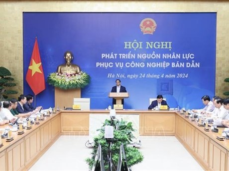 Le PM Pham Minh Chinh préside la Conférence sur le développement des ressources humaines au service de l'industrie des semi-conducteurs, le 24 avril à Hanoi. Photo: VNA.