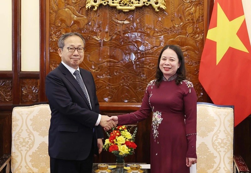 La Présidente vietnamienne par intérim, Vo Thi Anh Xuân (à droite), et l’ambassadeur japonais au Vietnam, Yamada Takio, le 24 avril à Hanoi. Photo: VNA.