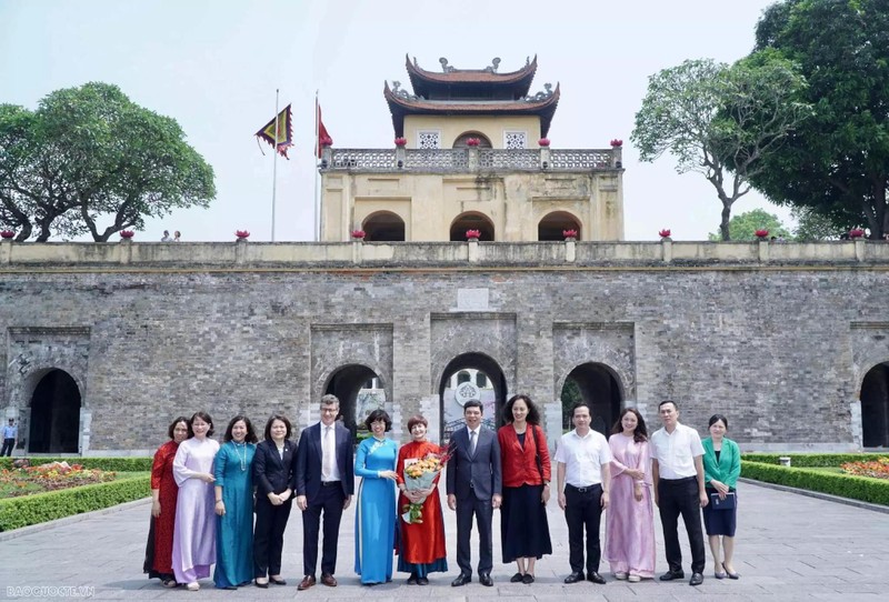 C'est une bonne occasion pour la délégation de l’Assemblée générale de l’UNESCO de découvrir d’anciens sites imprégnés de l’identité culturelle vietnamienne. Photo : baoquocte.vn. 