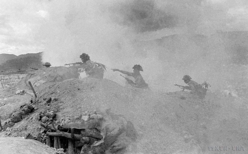 Nos unités d'assaut attaquent l'ennemi sur la colline A1. Photo d'archives : VNA.