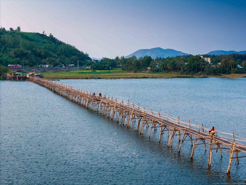 Le pont enjambe la rivière Phu Ngan, dans le district de Tuy An. Il relie les villages de la commune d'An Ninh Tay, district de Tuy An, au quartier de Xuan Dai, cité municipale de Song Cau. 