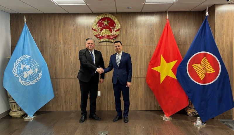 L’ambassadeur Dang Hoang Giang, chef de la Mission vietnamienne auprès des Nations Unies (à droite), et le vice-ministre des Affaires étrangères de Bosnie-Herzégovine, Josip Brkic. Photo : Mission vietnamienne auprès des Nations Unies.