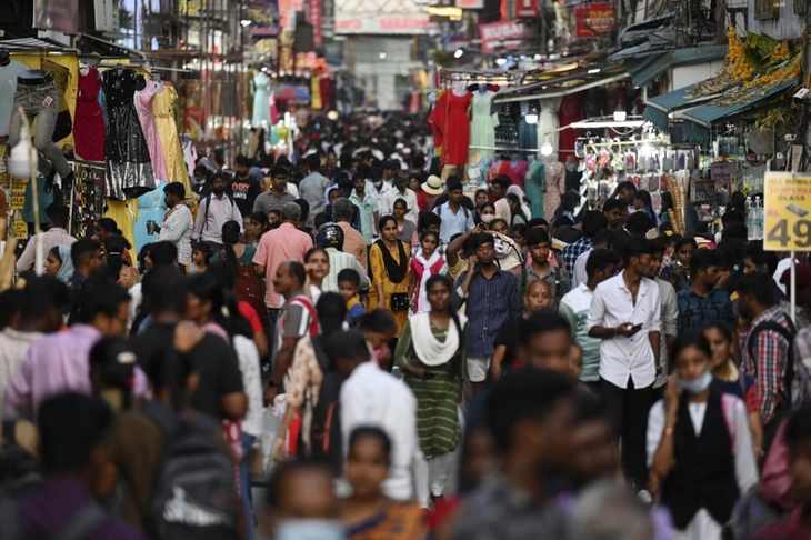 Des gens font leurs courses à Chennai, en Inde. Photo: VNA.