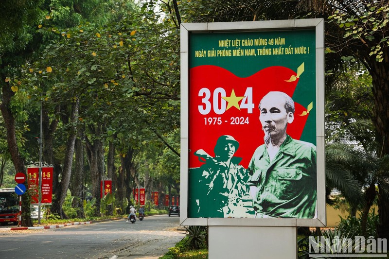 La ville de Hanoi accueille le 49e anniversaire de la Libération du Sud et de la Réunification du pays (le 30 avril). Photo : NDEL.