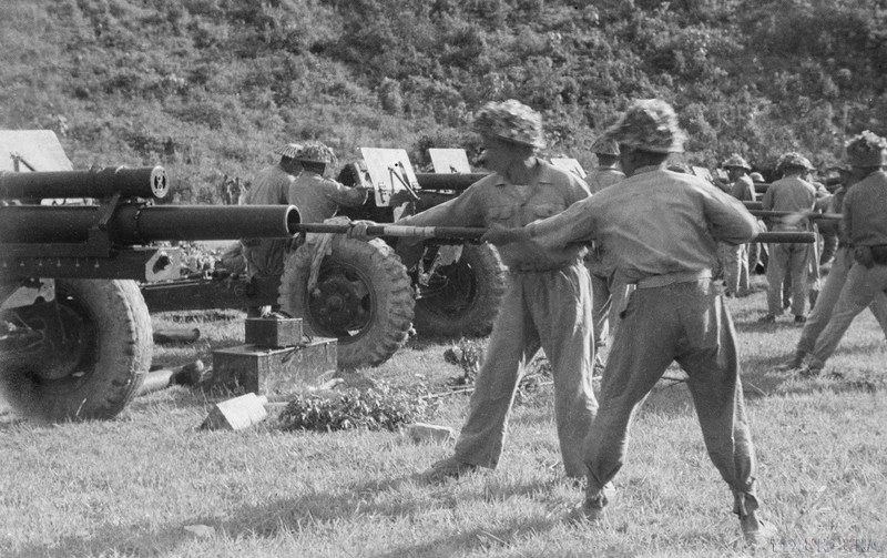 Nos artilleurs se préparent activement à ouvrir le feu. Photo d'archives : VNA.