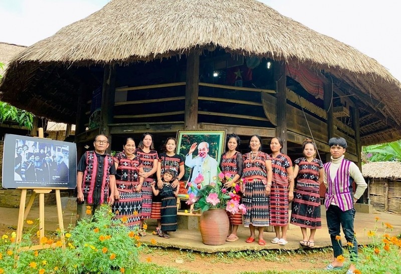 Les gens issus des ethnies minoritaires au Village culturel et touristique des ethnies du Vietnam à la mémoire de l'Oncle Hô. 
