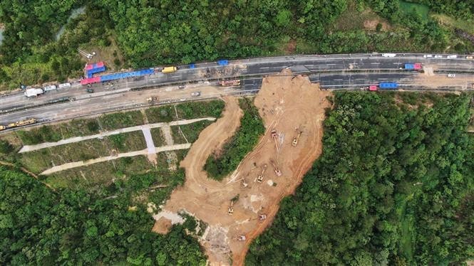 Effondrement d'un tronçon d'autoroute survenu le 1er mai dans dans la ville de Meizhou, au Guangdong, en Chine. Photo: Xinhua.