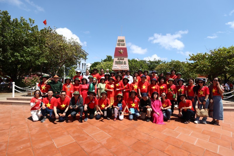 Une délégation de Vietnamiens résidant à l’étranger a séjourné du 24 au 30 avril sur l'île de Truong Sa et la plateforme DK-I. Photo: thoidai.