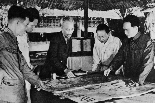 Fin 1953, le Président Hô Chi Minh et les dirigeants du Parti décident d'ouvrir la campagne de Diên Biên Phu. Photo d'archives: VNA