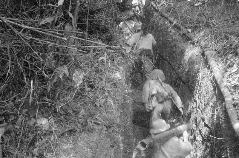 Au cours de la première offensive le 13 mars 1954, les soldats Viêt Minh progressent dans des tranchées pour attaquer et anéantir le centre de résistance Him Lam (Béatrice). Photo : VNA.