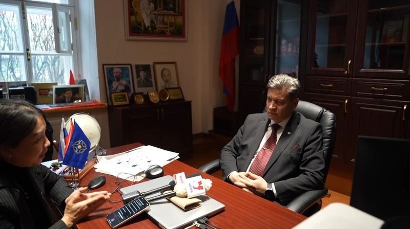 Le professeur Vladimir Kolotov, directeur de l’Institut Hô Chi Minh de l’Université d’État de Saint-Pétersbourg au micro de la VNA. Photo: VNA