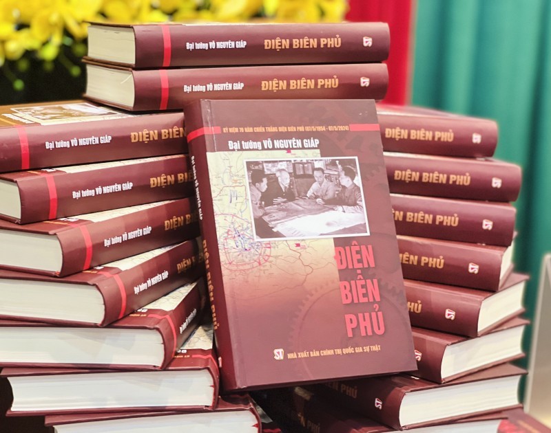 Le livre "Dien Bien Phu" du général Vo Nguyen Giap a été complété pour la 9ème édition. Photo : cand.com.vn.