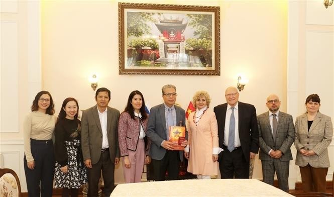 L'ambassadeur vietnamien Dang Minh Khoi (centre), le président de l’Association des diplomates russe, Igor Khalevinsky (3e de droite) et l’écrivaine Svetlana Savitskaya (4e de droite). Photo: VNA