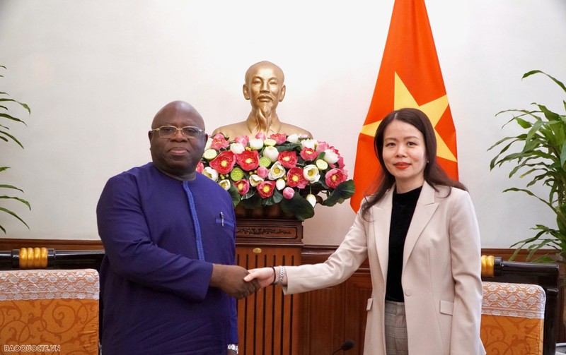 La vice-ministre vietnamienne des Affaires étrangères, Nguyen Minh Hang (à droite), et l'ambassadeur de Sierra Leone en Chine et au Vietnam, Abu Bakarr Karim, le 3 mai à Hanoi. Photo: baoquocte.vn. 