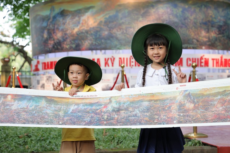 La peinture panoramique de la campagne de Diên Biên Phu est exposée au siège du journal Nhân Dân à Hàng Trông (Hanoï) et au Musée de la Victoire de Diên Biên Phu (ville de Diên Biên Phu, province de Diên Biên). L'entrée est gratuite et ouverte à tous les visiteurs de 9h à 17h chaque jour du 7 au 12 mai. Photo : NDEL.