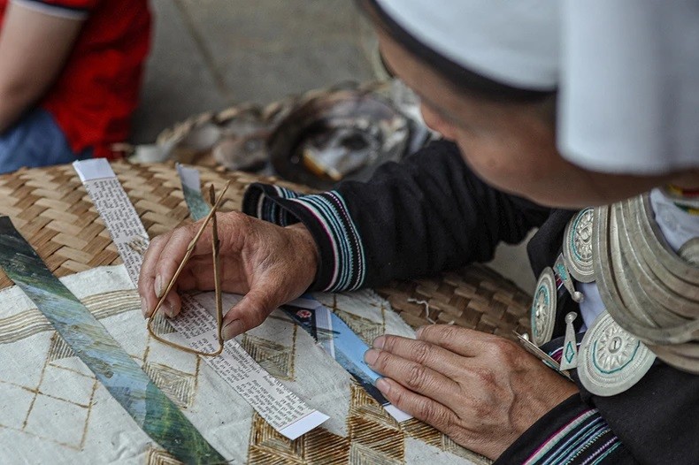 Depuis des générations, les femmes de Dao Tiên de la province montagneuse de Cao Bang (au Nord) sont chargées de la broderie des costumes traditionnels des membres de leurs familles. Ce métier artisanal est une caractéristique culturelle qui doit être préservée et promue. Photo: NDEL.