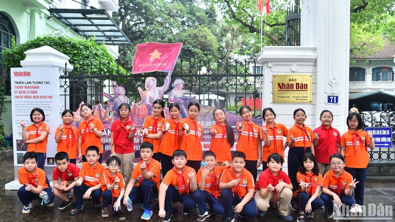 Les élèves en CM1 de l'école primaire Trang An de Hanoï ont eu l'occasion de découvrir la Victoire de Diên Biên Phu lors de l'exposition panoramique interactive sur cette victoire historique de l'armée et du peuple vietnamiens au siège du journal Nhân Dân, le 7 mai. Photo: NDEL.