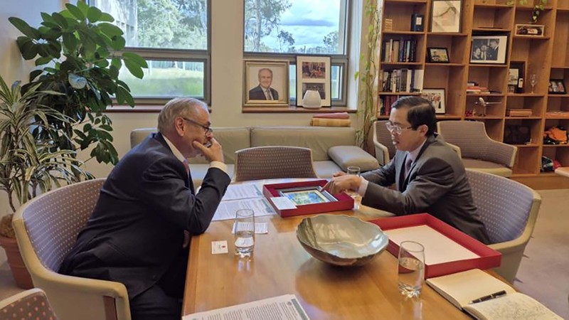 L’ambassadeur vietnamien en Australie, Pham Hung Tam (à droite), et le sénateur et ministre australien du Commerce et du Tourisme, Don Farrell, le 6 mai au siège du Parlement australien. Photo: baoquocte.vn.