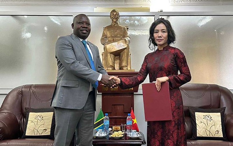 L'ambassadrice vietnamienne en Tanzanie, Vu Thanh Huyen (à droite), remet à Juvenal Sakubu la décision de nomination officielle du consul honoraire du Vietnam à Bujumbura, au Burundi, le 7 mai. Photo: baoquocte.vn.