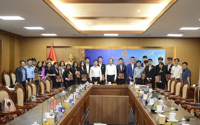 L'équipe vietnamienne et des représentants du ministère de l'Education et de la Formation, le 9 mai à Hanoï. Photo: vtv.vn.