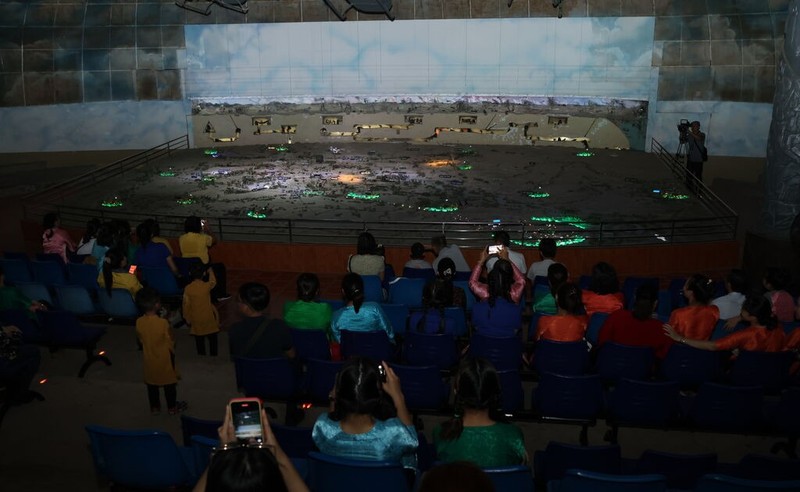 Visiteurs admirant le modèle miniature de la zone de résistance de Cu Chi. Photo : CVN.