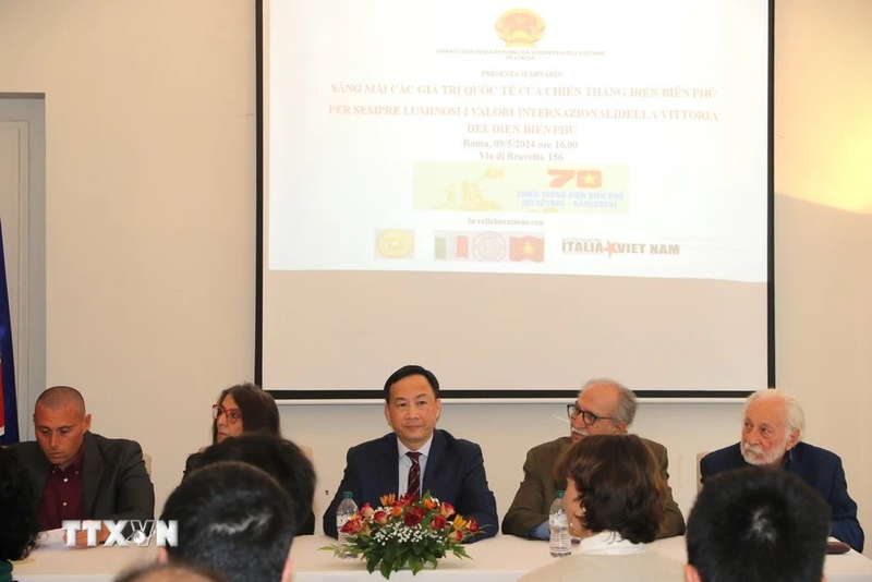 L'ambassadeur du Vietnam en Italie Duong Hai Hung et les délégués au séminaire. Photo : VNA.