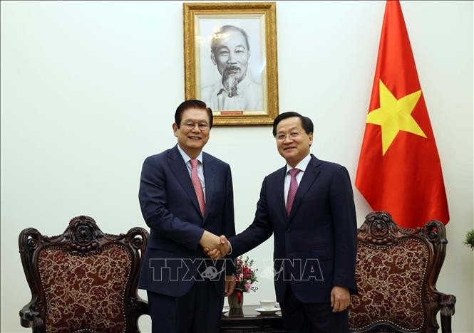 Le vice-Premier ministre Lê Minh Khai (à droite) et Lee Sang Woon, vice-président et directeur exécutif du groupe sud-coréen Hyosung. Photo : VNA.