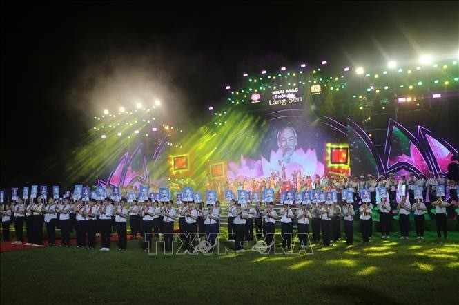 Un spectacle avec des chansons louant les contributions du Président Hô Chi Minh a eu lieu dans le cadre du festival du village de Sen (Lotus) 2024. Photo : VNA.