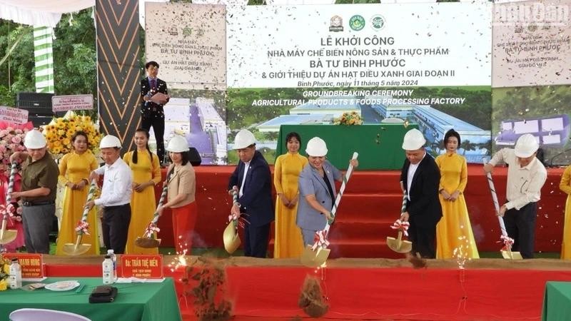 Cérémonie de mise en chantier de l'usine de transformation des produits agricoles et alimentaires Ba Tu Binh Phuoc, le 11 mai dans la province de Binh Phuoc (au Sud). Photo: NDEL.