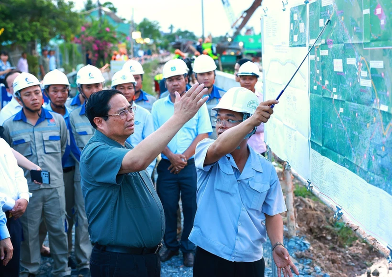 Le Premier ministre sur le chantier de digue de prévention des glissements de terrain sur la rivière Tra Noc, district de Binh Thuy. Photo : VNA.