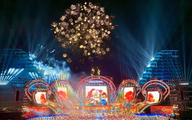 Lors du Festival des flamboyants rouges, le certificat d’inscription sur la liste de patrimoine naturel mondial à la baie d'Ha Long (province de Quang Ninh) et à l’archipel de Cat Bà (ville portuaire de Hai Phong) a été rémis. Photo : journal Hai Phong