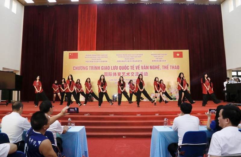 Le programme est rythmé par une série de numéros artistiques imprégnés de l’identité culturelle du Vietnam et de la Chine. Photo: Lycée d’excellence de Lao Cai.