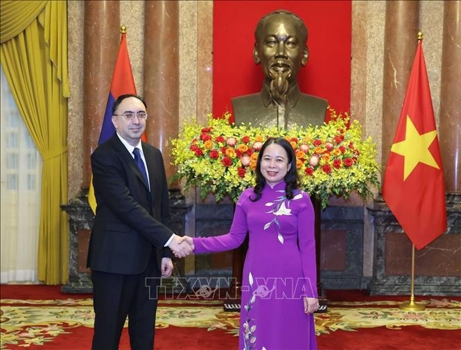 La Présidente par intérim Vo Thi Anh Xuân (à droite) et l'ambassadeur arménien Suren Baghdasaryan. Photo : VNA.