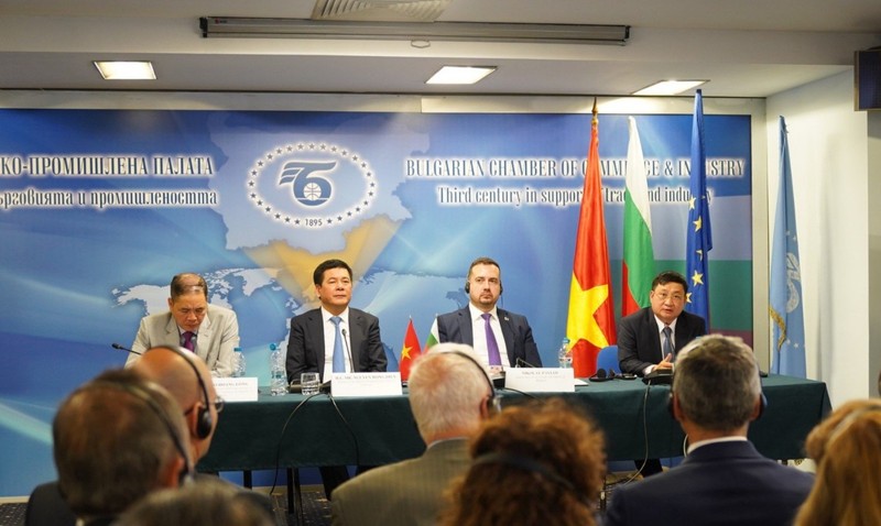 Lors du colloque sur la coopération Vietnam – Bulgarie dans le commerce et l’investissement, le 14 mai, à Sofia. Photo : congthuong.vn.