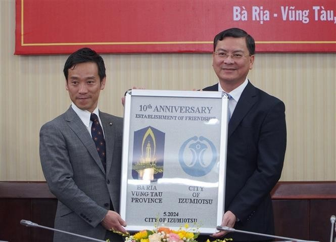 Minamide Kenichi, maire de la ville d'Izumiotsu, préfecture d'Osaka, a présenté un cadeau à la province de Ba Ria-Vung Tau pour célébrer le 10e anniversaire de l'accord de coopération entre Izumiotsu et Ba Ria-Vung Tau. Photo : VNA.
