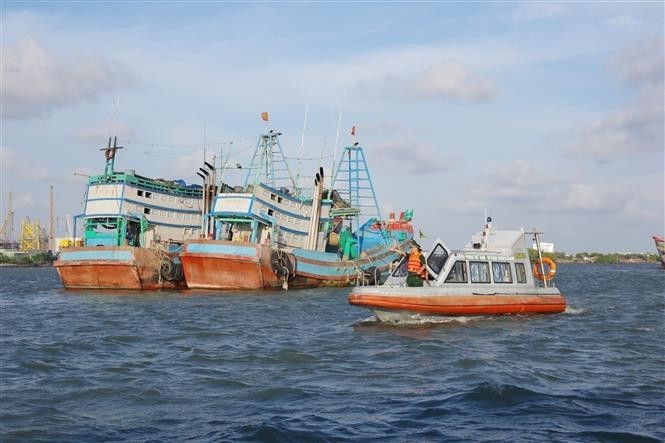Les gardes-frontières de Ba Ria-Vung Tau contrôlent des bateaux de pêche. Photo : VNA.