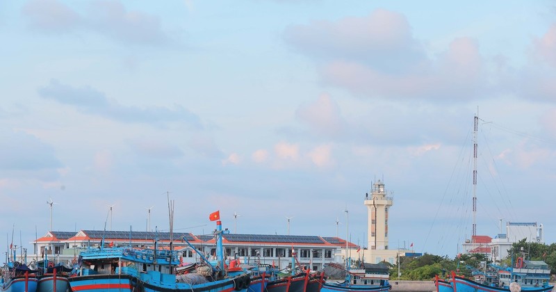 Le phare de l'île de Truong Sa Lon guide aussi bien les navires de transport que les pêcheurs. Photo : VNA.