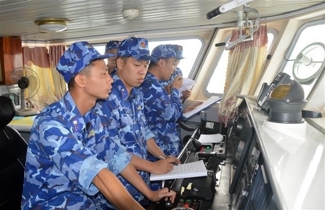 Le commandant de la patrouille des garde-côtes vietnamiens discute avec son homologue chinois au téléphone. Photo: VNA