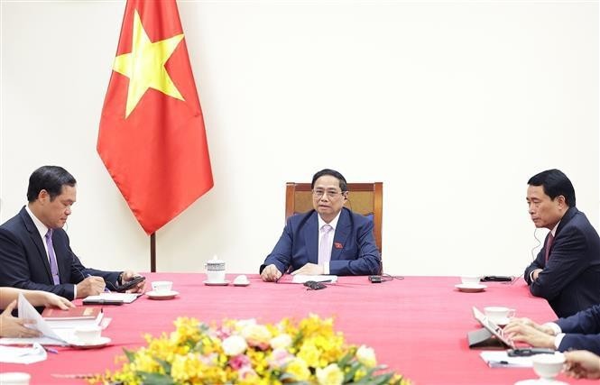 Le Premier ministre vietnamien Pham Minh Chinh (centre) lors de son entretien téléphonique avec son homologue néerlandais Mark Rutte. Photo : VNA.