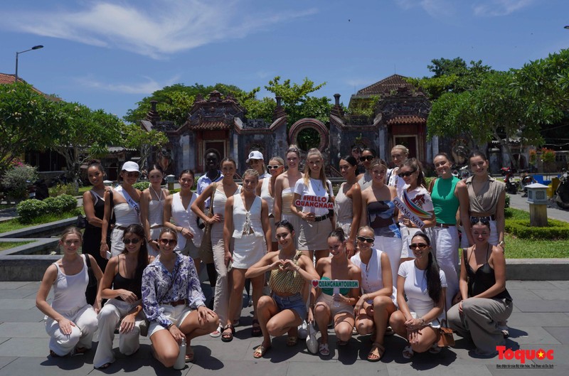 Des finalistes de Miss Univers Australia 2024 lors de leur visite dans la ville de Hôi An, province de Quang Nam. Photo: toquoc.vn.